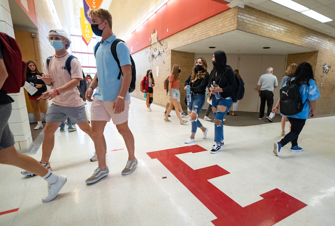 (Francisco Kjolseth | The Salt Lake Tribune) East High School students crowd the halls for the first day back of school on Tuesday, Aug. 24, 2021.