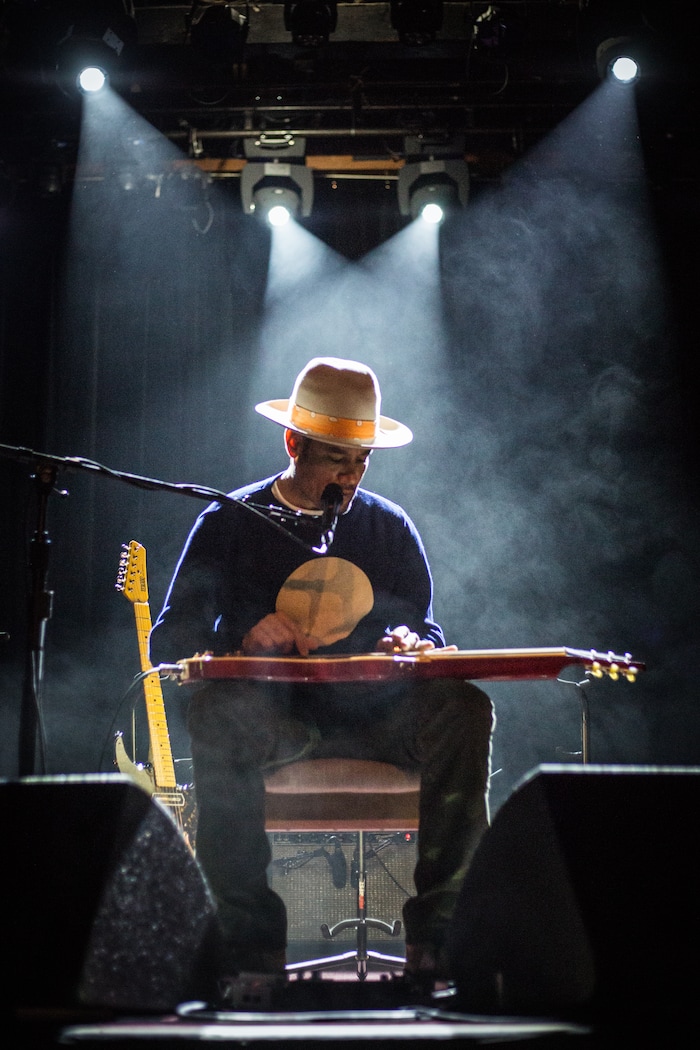 (Photo courtesy Ben Fox) Ben Harper, who will be performing at the Sandy Amphitheater on Saturday, Sept. 16, 2017, describes his style as “an eclectic mix of soul, blues, folk, rock, and reggae,” adding, “That’s my stock in trade! I’m the guy out of my generation that gets to do that. There’s very little unique about me, but if there’s something that is unique about me, it’s being able to blend genres.”