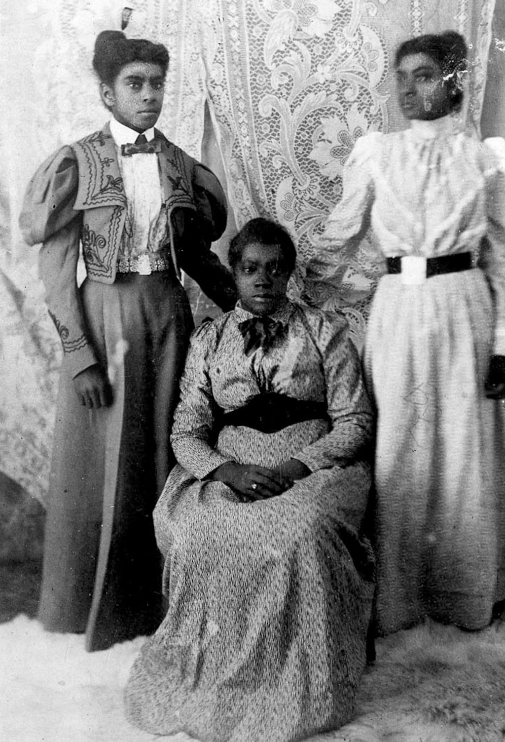 Descendants of Green Flake. Martha J. Perkins Howell, granddaughter; Lucinda Flake Stevens, daughter; Belle Oglesby, granddaughter. Green Flake entered the Salt Lake valley with Brigham Young and the first pioneers. His name is among those inscribed on the statue of Brigham Young in downtown Salt Lake City.