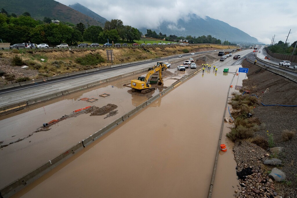 (Francisco Kjolseth | The Salt Lake Tribune) Rain Wednesday caused flooding on I-215 at 3300 South. It will continue to rain across Utah Thursday, but smoke from wildfires in California will also persist.