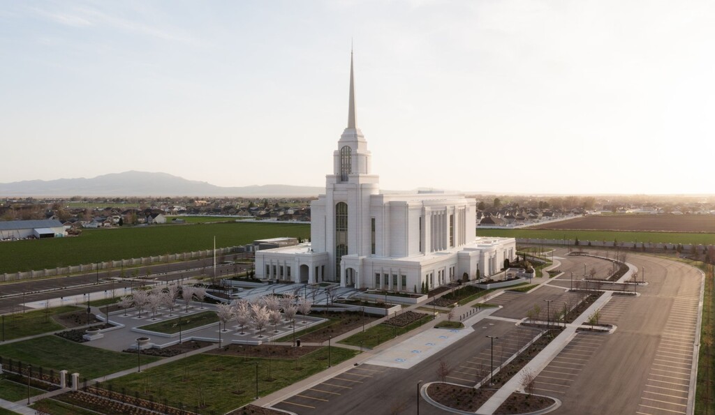 (The Church of Jesus Christ of Latter-day Saints) Utah's Syracuse Temple.