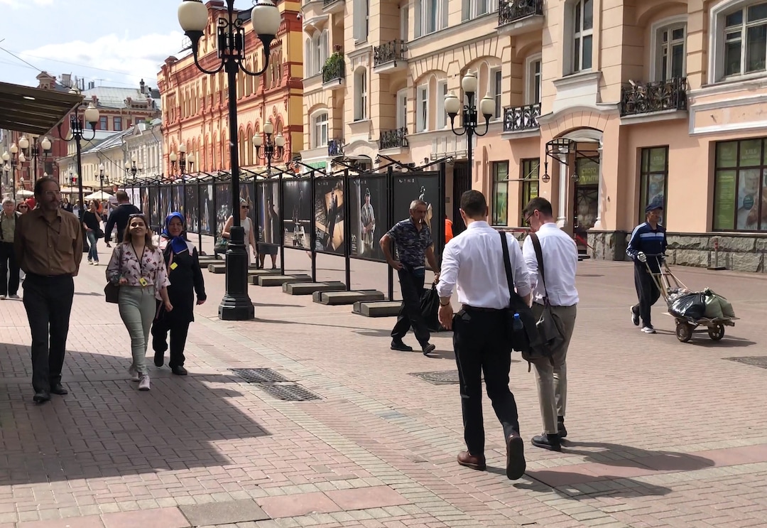 (Michael Stack  |   Special to The Salt Lake Tribune) Two Latter-day Saint “volunteers” walk in central Moscow.