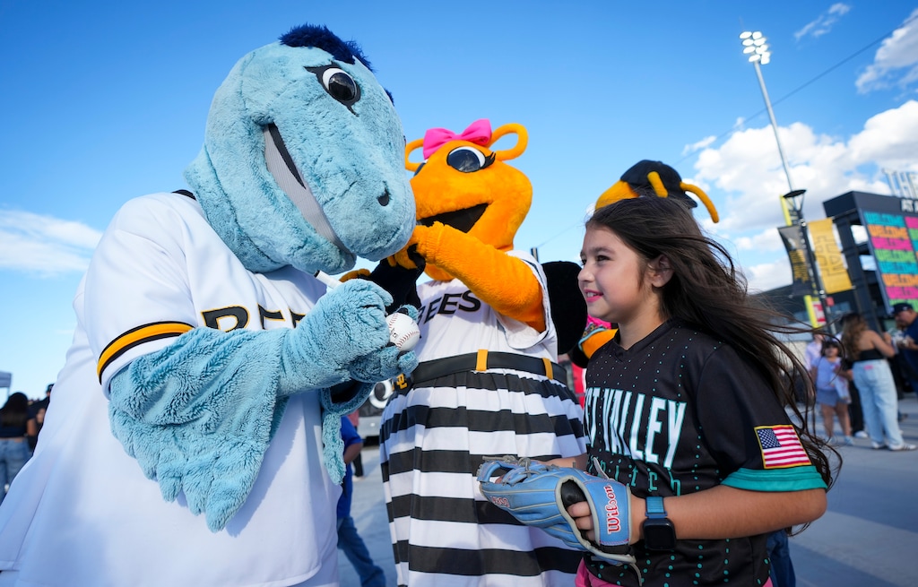 (Bethany Baker  |  The Salt Lake Tribune) Layla Tapia, 8, espera a que la mascota de los Salt Lake Bees, el dinosaurio Jensen, le firme su pelota de béisbol en South Jordan un sábado 26 de septiembre de 2026. 