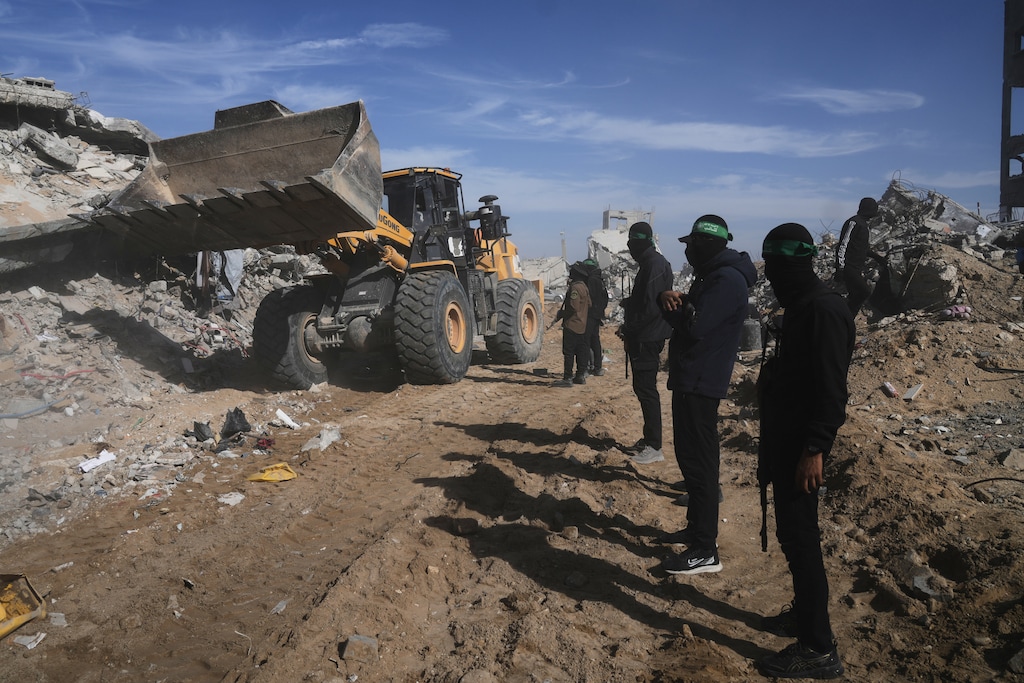 Islamic Jihad and Hamas militants search for the remains of deceased hostages in Beit Lahiya, northern Gaza Strip Wednesday, Dec. 3, 2025. (AP Photo/Jehad Alshrafi)