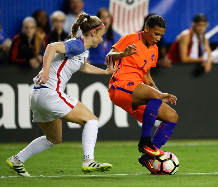 Netherlands' Shanice van den Sanden (7) controls the ball against USA's Becky Sauerbrunn in the first half of an exhibition soccer match Sunday, Sept. 18, 2016, in Atlanta. (AP Photo/John Bazemore)