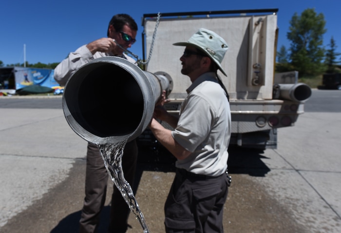 (Francisco Kjolseth | The Salt Lake Tribune) Chris Crocket, left, with Mammoth Creek Hatchery, and Chris Crocket, Regional Aquatics Manager for the Division of Wildlife Resources get ready to introduce around 40,000 splake, a sterile cross between lake trout and brook trout, into the Jordanelle Reservoir on Thursday, June 21, 2018. Measuring four to five inches long, splake will quickly grow and could reach adult lengths of more than two feet long as part of ongoing management plans at the reservoir that currently holds numerous other fish species.