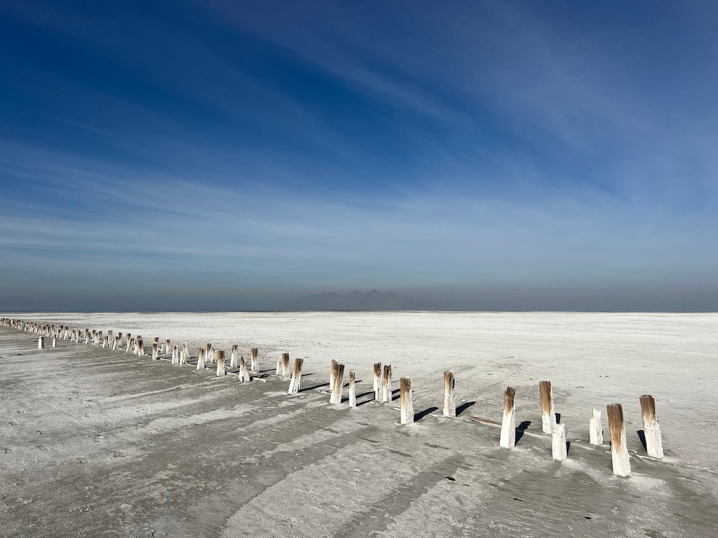 (Francisco Kjolseth | The Salt Lake Tribune) Persisting drought conditions in Utah and the west continue to drop the lake levels of the Great Salt Lake to historic lows, receding the waters edge further as seen on Saturday, Dec. 5, 2021. 