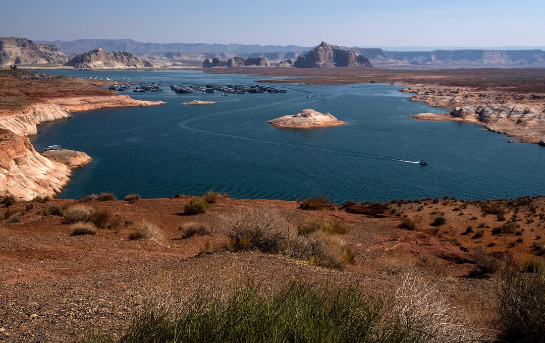 (Rick Egan | The Salt Lake Tribune)  A boat heads towards the Glen Canyon Dam, from Wahweap Marina, on Tuesday, Aug. 3, 2021.