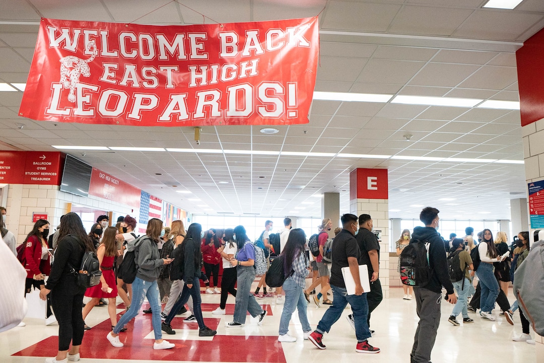 (Francisco Kjolseth | The Salt Lake Tribune) East High School students crowd the halls for the first day back of school on Tuesday, Aug. 24, 2021.