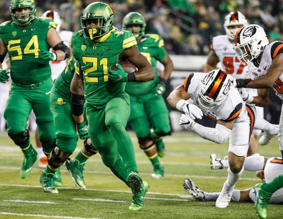 Oregon running back Royce Freeman (21), runs for a second quarter touchdown against Oregon State in an NCAA college football game Saturday, Nov. 25, 2017 in Eugene, Ore. (AP Photo/Thomas Boyd)