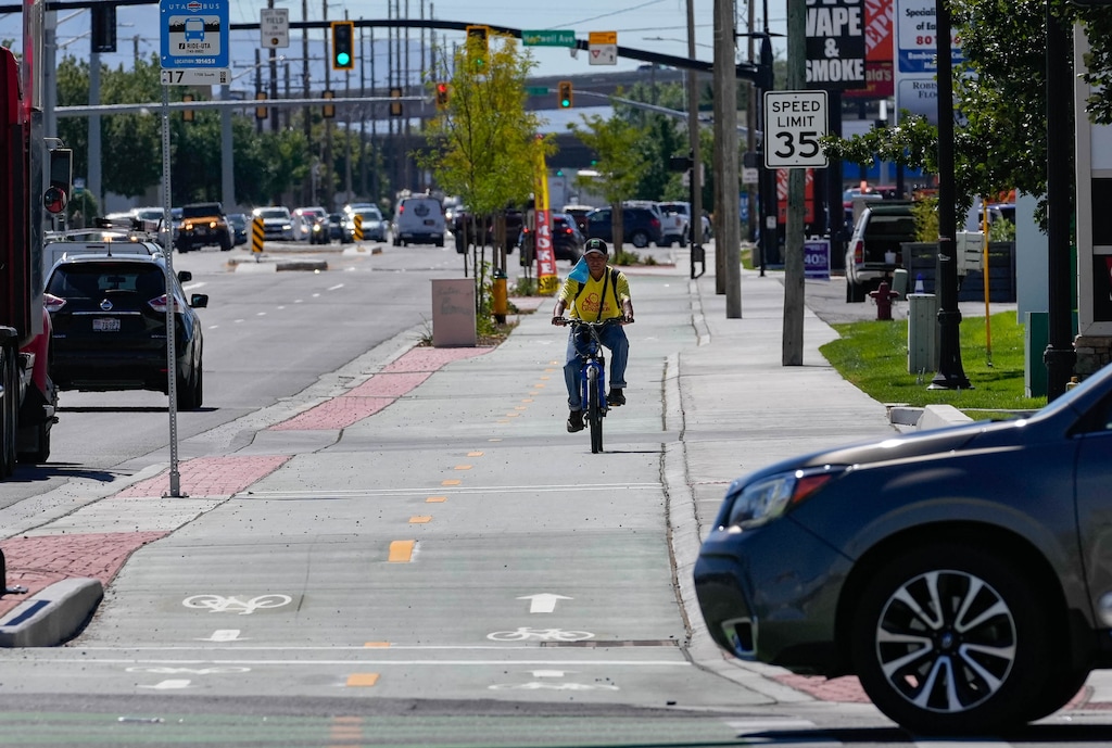 (Francisco Kjolseth | The Salt Lake Tribune) Traffic and cyclists travel along 300 West in Salt Lake City on Thursday, Sept. 7, 2023.