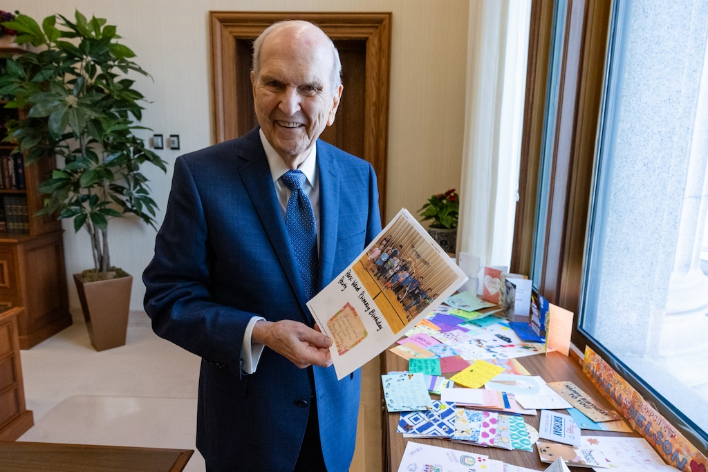 (The Church of Jesus Christ of Latter-day Saints)
President Russell M. Nelson admires cards and letters he received marking his 98th birthday. He is spending the day participating in meetings and other duties at the Church Administration Building in Salt Lake City on Friday, Sept. 9, 2022.