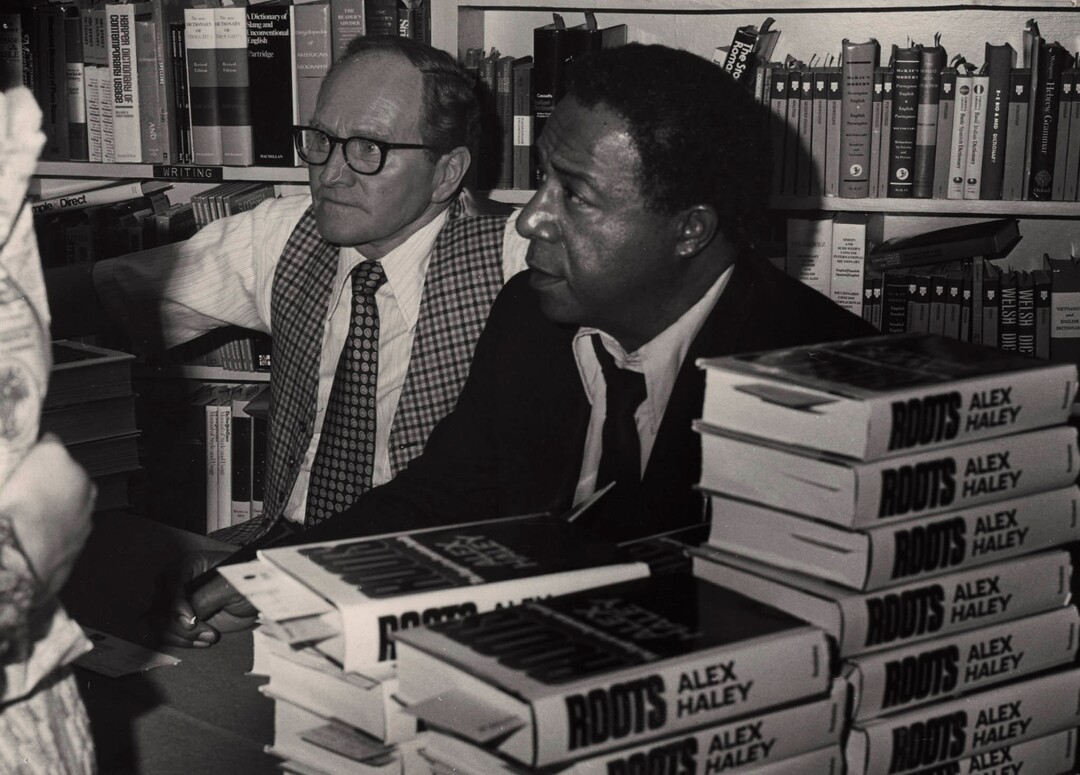 (Tribune file photo) Sam Weller and author Alex Haley at Weller's bookstore.