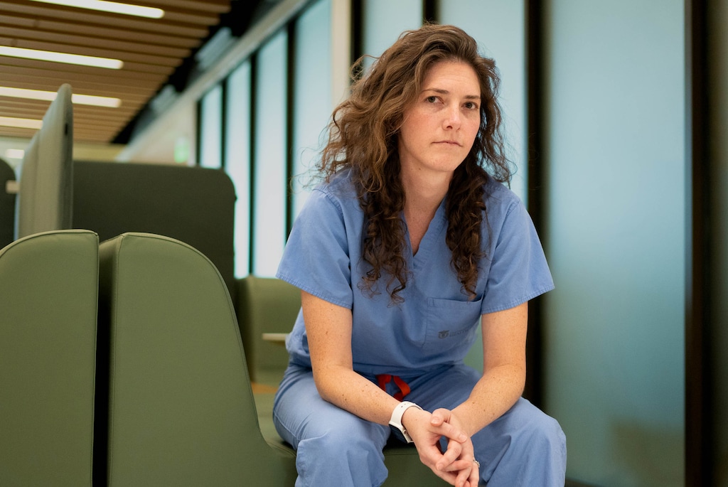 (Francisco Kjolseth | The Salt Lake Tribune) Alex Woodcock, becario de obstetricia y ginecología de la Universidad de Utah, posa para un retrato el lunes 25 de septiembre de 2023. Woodcox está publicando un artículo en una revista académica sobre los planes futuros de los más reciente promoción de residentes de obstetricia y ginecología a nivel nacional después de la decisión de Dobbs.