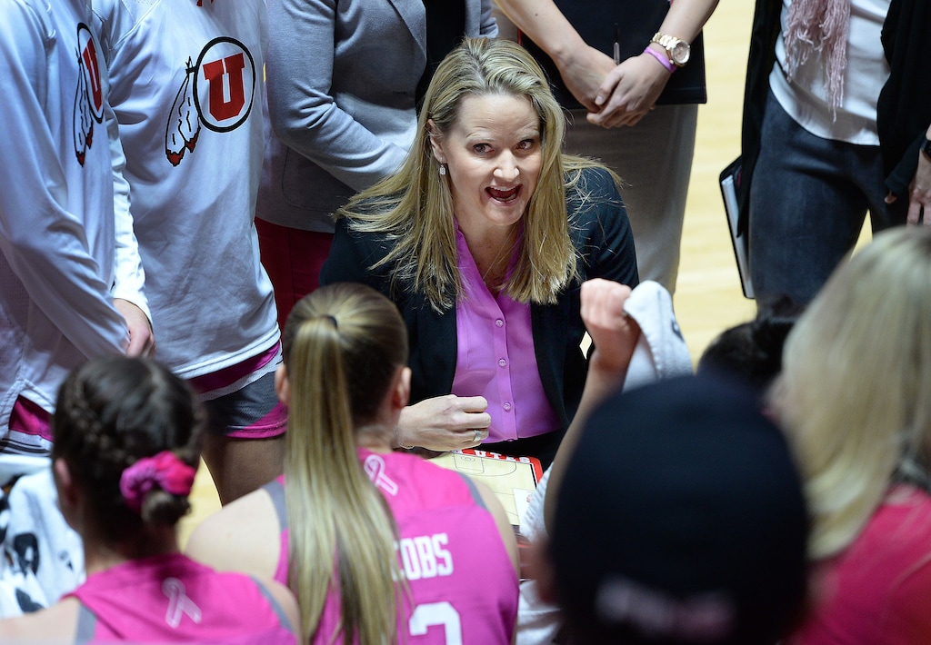 Scott Sommerdorf | The Salt Lake Tribune
Utah Utes head coach Lynne Roberts talks with her team during a first-half timeout. Utah lost 69-58 to Oregon State, Friday, Jan. 26, 2018.