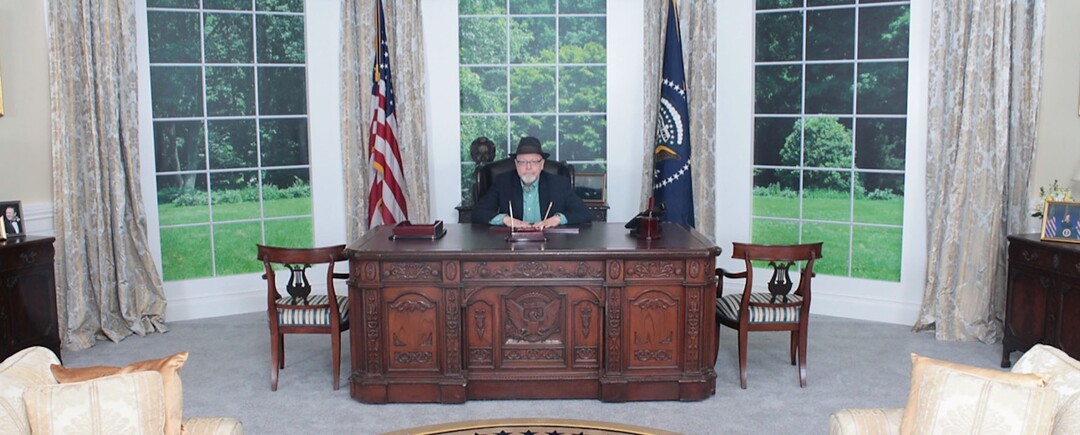 (Photo courtesy of Netflix) TV critic Scott D. Pierce looks very uncomfortable sitting behind faux President Frank Underwood’s desk in the “House of Cards” faux Oval Office.