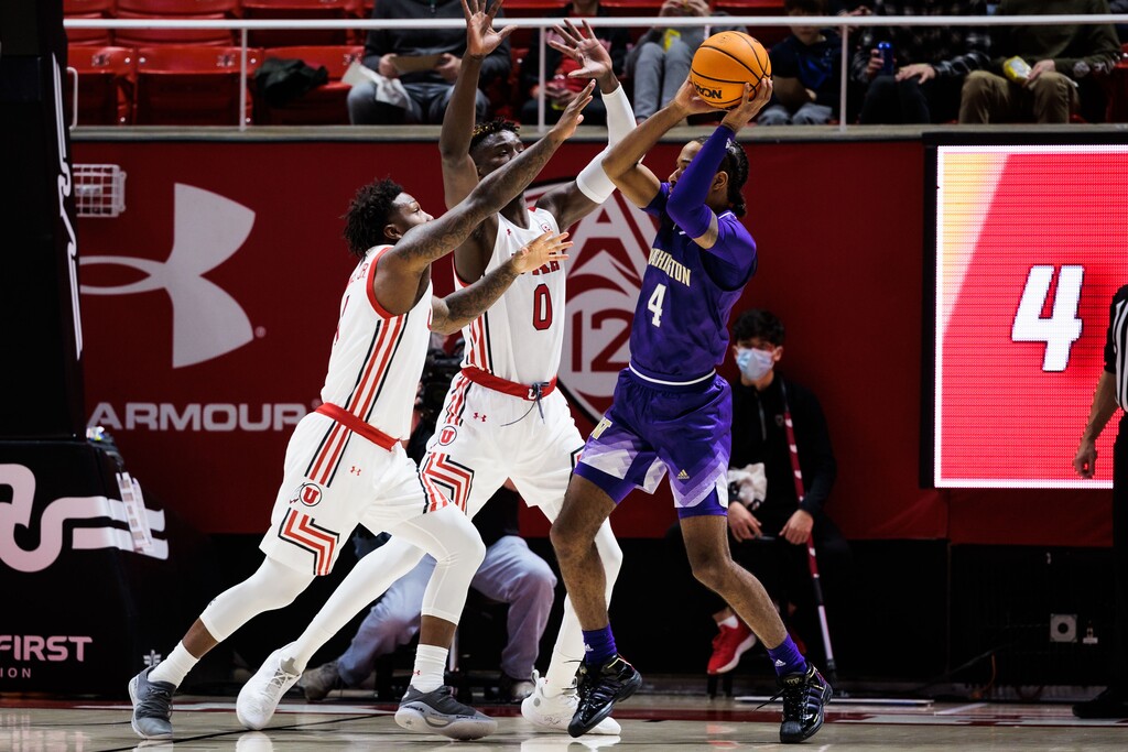 January 6, 2022, Salt Lake City, UT:The University of Utah Utes Men’s Basketball team takes on the Washington Huskies at the Jon M. Huntsman Center in Salt Lake City, Utah on Thursday, January 6, 2022.  (Photo by Nick Grace/University of Utah)