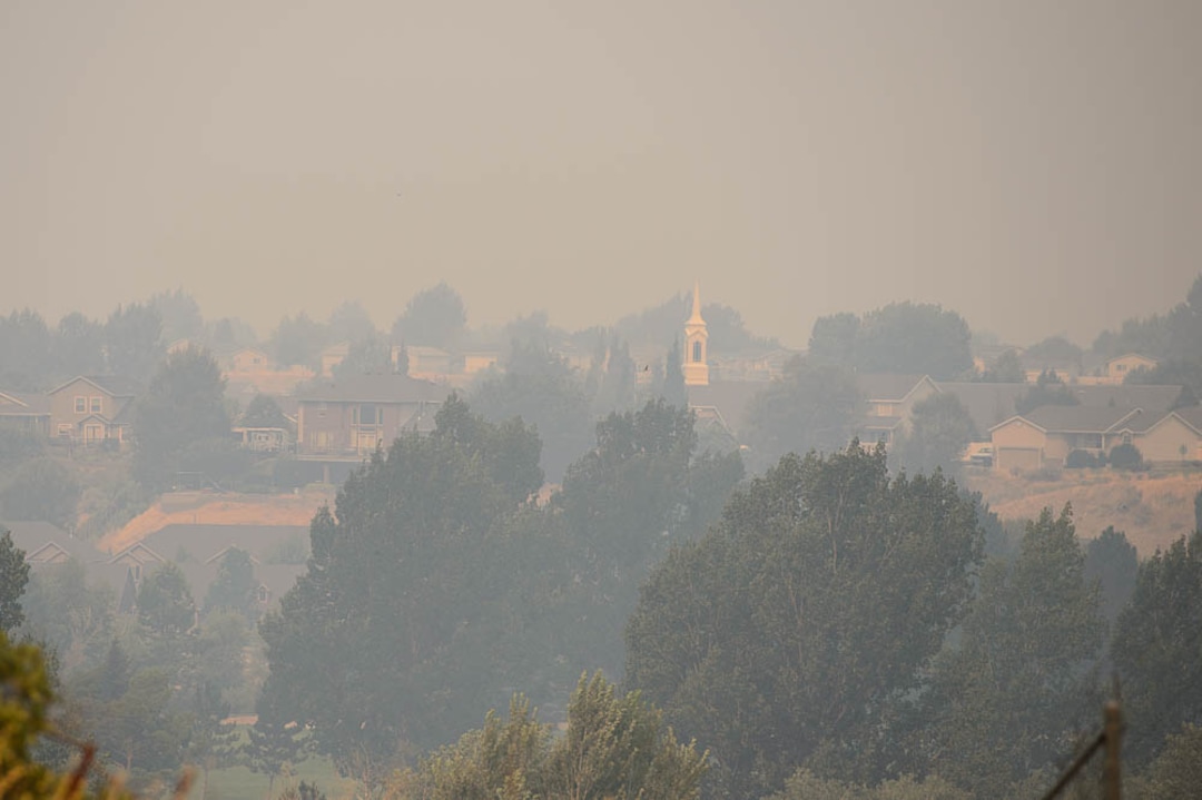 (Trent Nelson | The Salt Lake Tribune) Smoke from the Coal Hollow Fire fills the air in Spanish Fork, Friday Aug. 10, 2018.