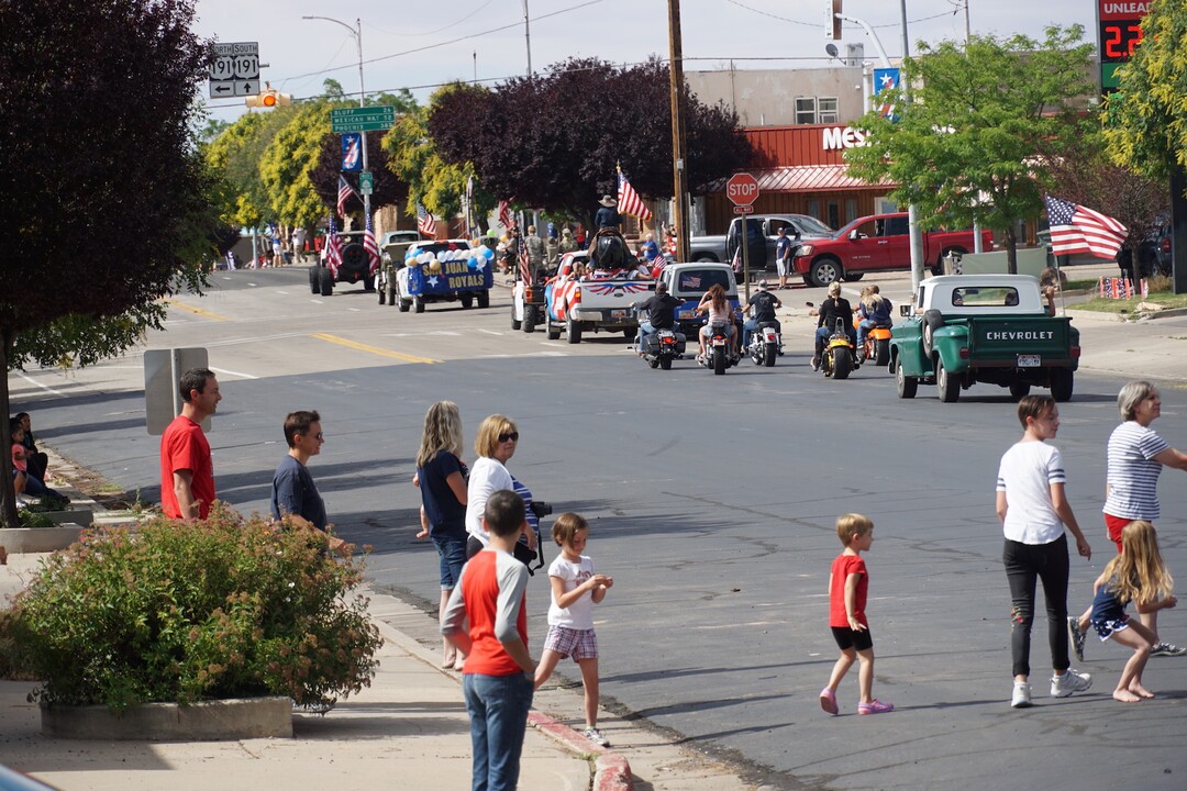 (Zak Podmore | The Salt Lake Tribune) Groups mostly kept their distance at Blanding's Fourth of July parade on Saturday, but few masks were worn.