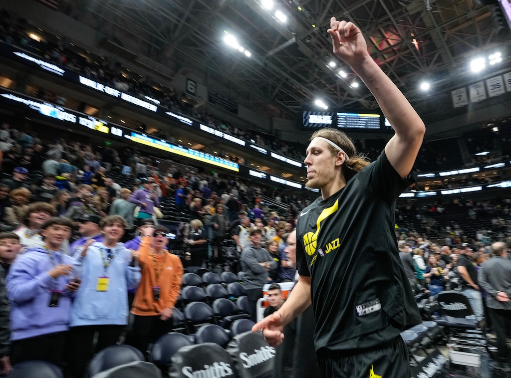 (Leah Hogsten | The Salt Lake Tribune) Utah Jazz forward Kelly Olynyk (41) runs off the court to cheers as the Utah Jazz defeated the Memphis Grizzlies at Viviint Arena, Oct. 31, 2022. 