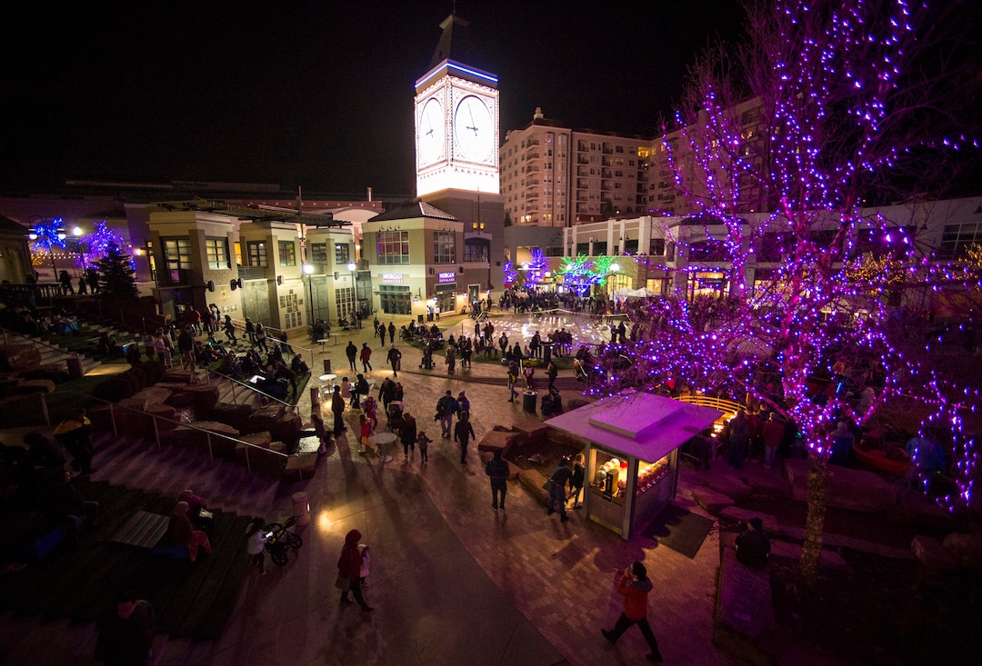 (Rick Egan  |  The Salt Lake Tribune Crowds gather for the Last Hurrah New Years Eve party at the Gateway,  Sunday, December 31, 2017.