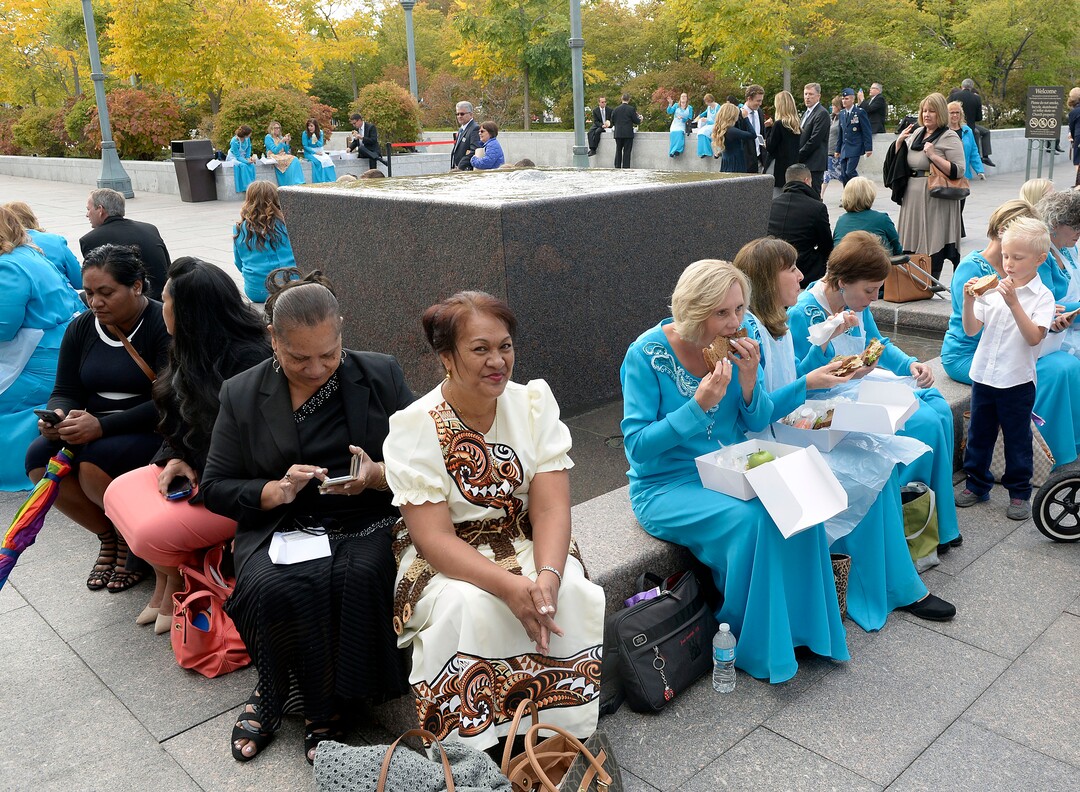(Al Hartmann  |  The Salt Lake Tribune) 	Conference atendees and members of the Mormon Tabernacle choir relax and eat lunch between sessions of the LDS Church’s 187th Semiannual General Conference in Salt Lake City on Sunday Oct. 1, 2017. 