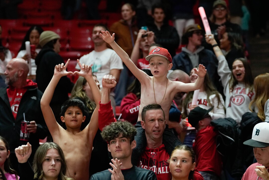 (Francisco Kjolseth | The Salt Lake Tribune) The U fans celebrate the University of Utah men’s basketball team win over the Arizona Wildcats 81 to 66 in NCAA basketball in Salt Lake City on Thursday, Dec. 1, 2022.