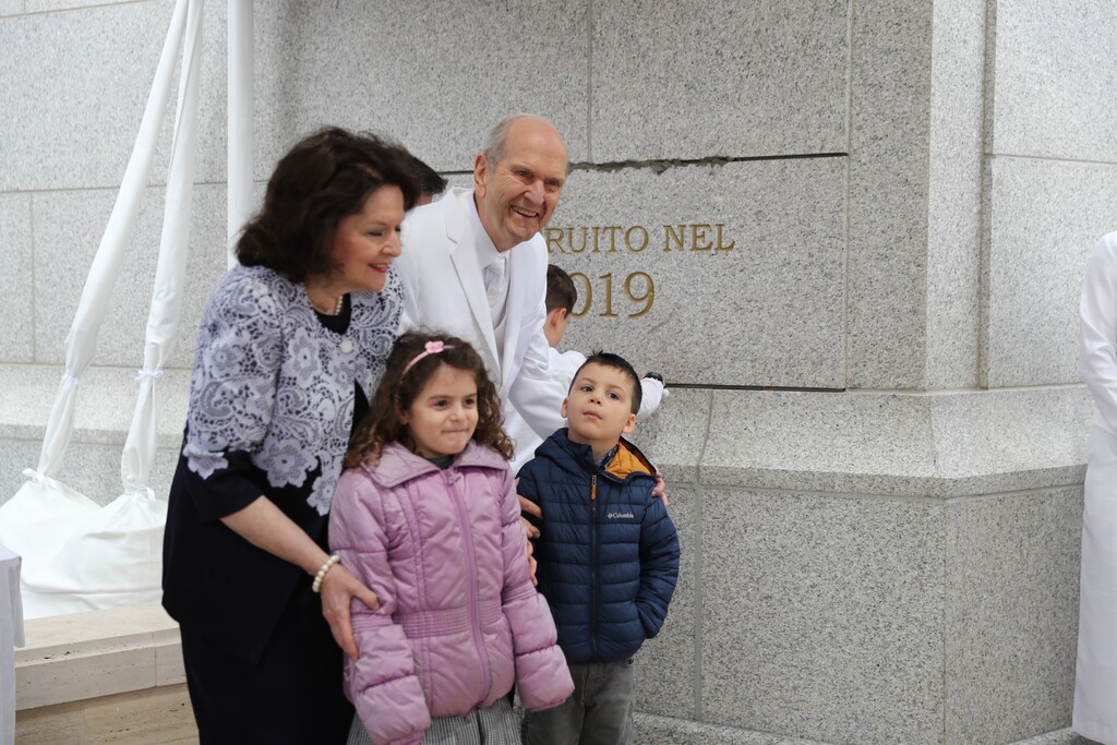 (Photo courtesy of The Church of Jesus Christ of Latter-day Saints)
President Russell M. Nelson and his wife, Wendy, help two young Latter-day Saints during the cornerstone ceremony of the Rome Italy Temple on Sunday, March 10, 2019.