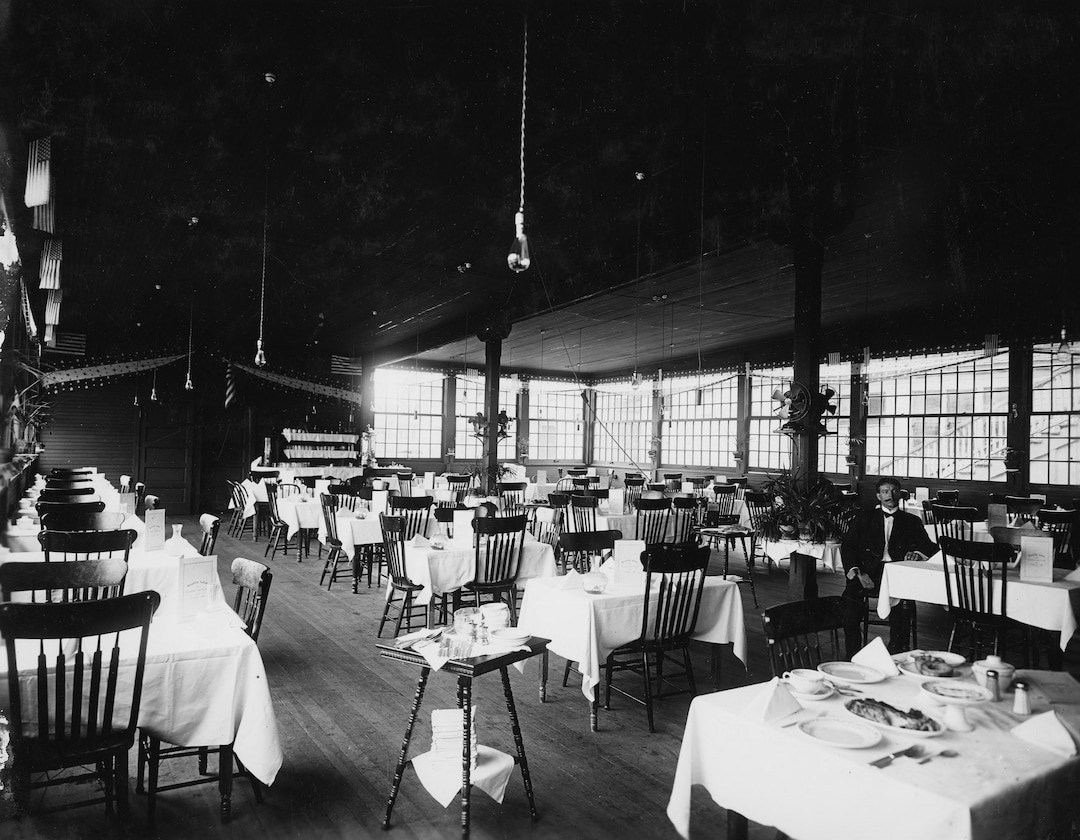 (Utah State Historical Society) The Saltair Dining Hall, August 19, 1906. The Dining Hall provided sweeping views of the resort and the Great Salt Lake for upper class diners. 