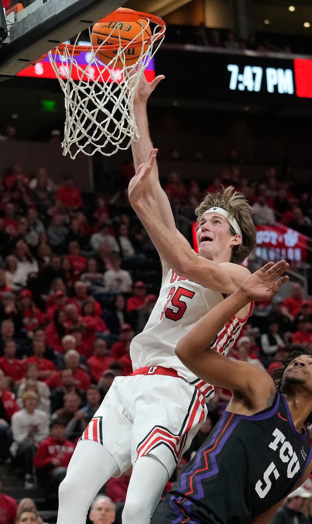 (Leah Hogsten | The Salt Lake Tribune) Utah Utes center Branden Carlson (35) at the rim as the University of Utah hosts the TCU Horned Frogs at Vivint Arena, Dec. 21, 2022. 