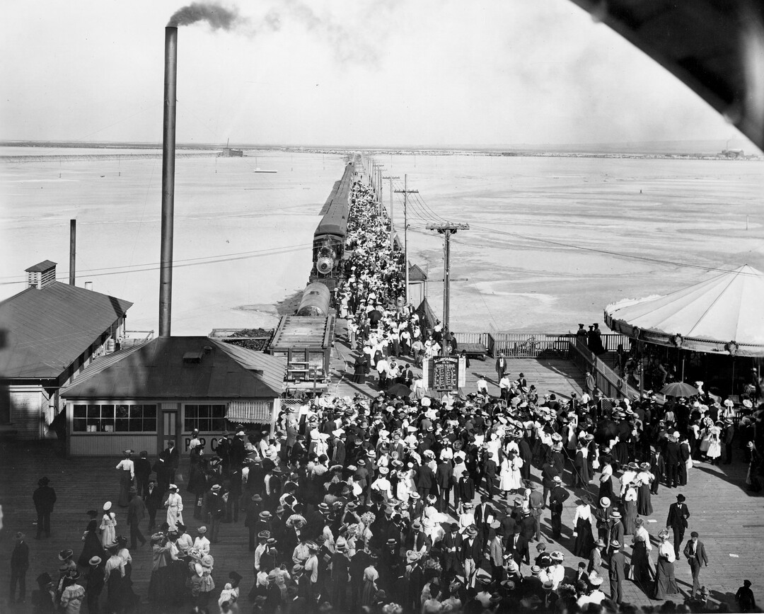 (Utah State Historical Society) Visitors to Saltair make their way at the Salt Lake and Los Angeles Railway terminal during "Real Estate Day" in 1905.  