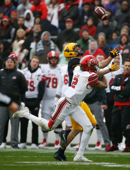 West Virginia wide receiver David Sills V (13) misses a catch against Utah defensive back Philip Afia (2) during the first half of Zaxby's Heart of Dallas Bowl at Cotton Bowl Stadium in Dallas on Wednesday, Dec. 26, 2017. (Rose Baca/The Dallas Morning News via AP)