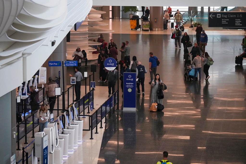 (Bethany Baker  |  The Salt Lake Tribune) Viajeros caminan por el Aeropuerto Internacional de Salt Lake City el jueves 16 de octubre de 2025. Un video compartido en las redes sociales mostró como agentes de ICE detuvieron el miércoles a una mujer en el aeropuerto.