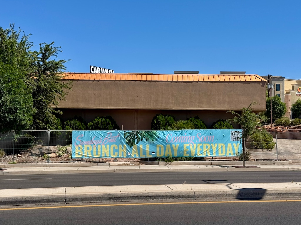 (Mark Eddington | The Salt Lake Tribune) A banner that says "Brunch all day everyday" hangs on a fence at the future site of the St. George location of Sunday's Best on Tuesday, June 16, 2026.