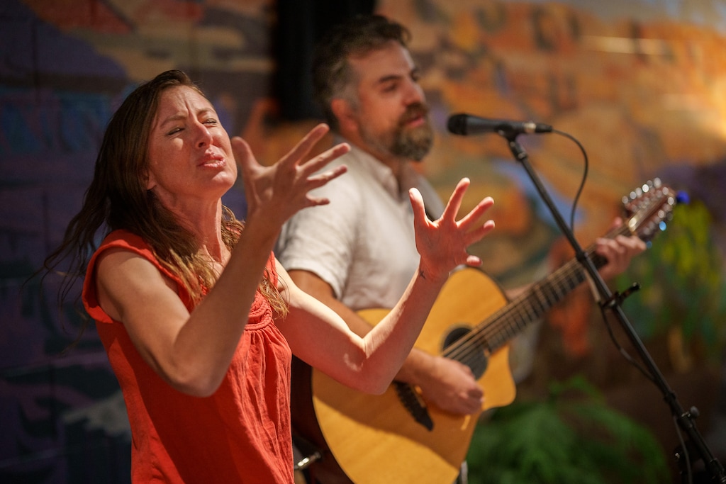 (Trent Nelson  |  The Salt Lake Tribune) Cindy McAllister and Ben Brinton, The Deaf and The Musician, performing at RoHa Brewing Project in Salt Lake City on Thursday, Oct. 13, 2022.