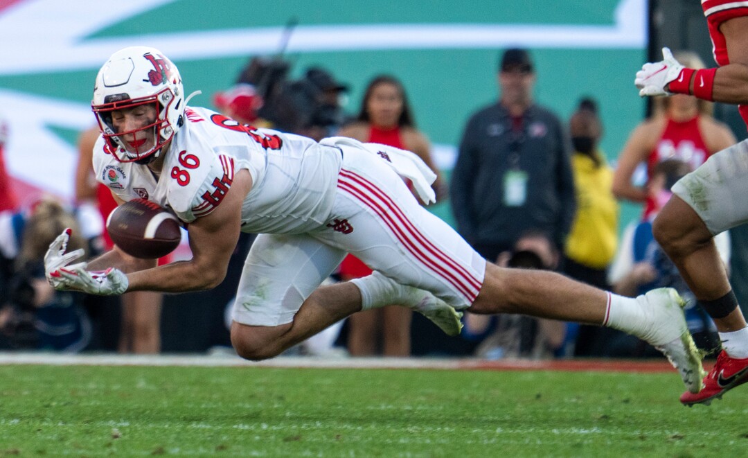 (Rick Egan | The Salt Lake Tribune) Utah Utes tight end Dalton Kincaid (86) tries to hold onto a pass as he dives for the ball, in Rose Bowl action between the  Utah Utes and the Ohio State Buckeyes Pasadena, on Saturday, January 1, 2022.