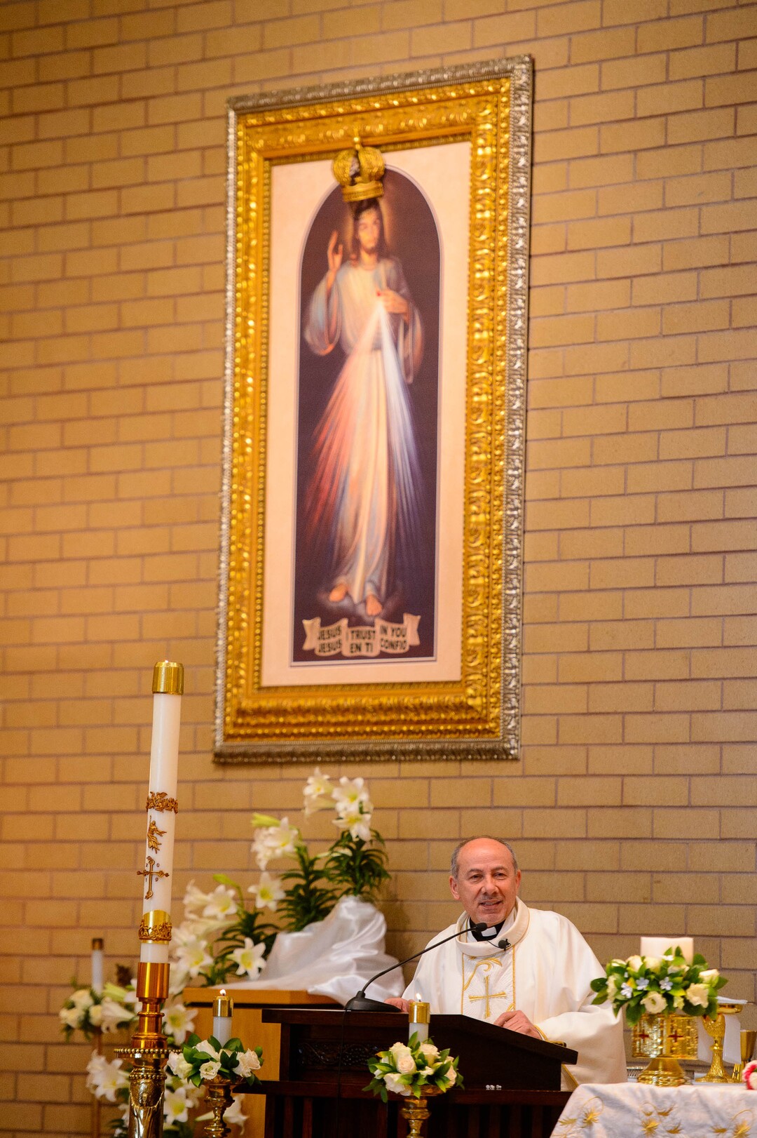 (Trent Nelson  |  The Salt Lake Tribune)  Rev. Francisco Pires leads Easter Mass at Saints Peter & Paul Catholic Church in West Valley City on Sunday April 21, 2019.