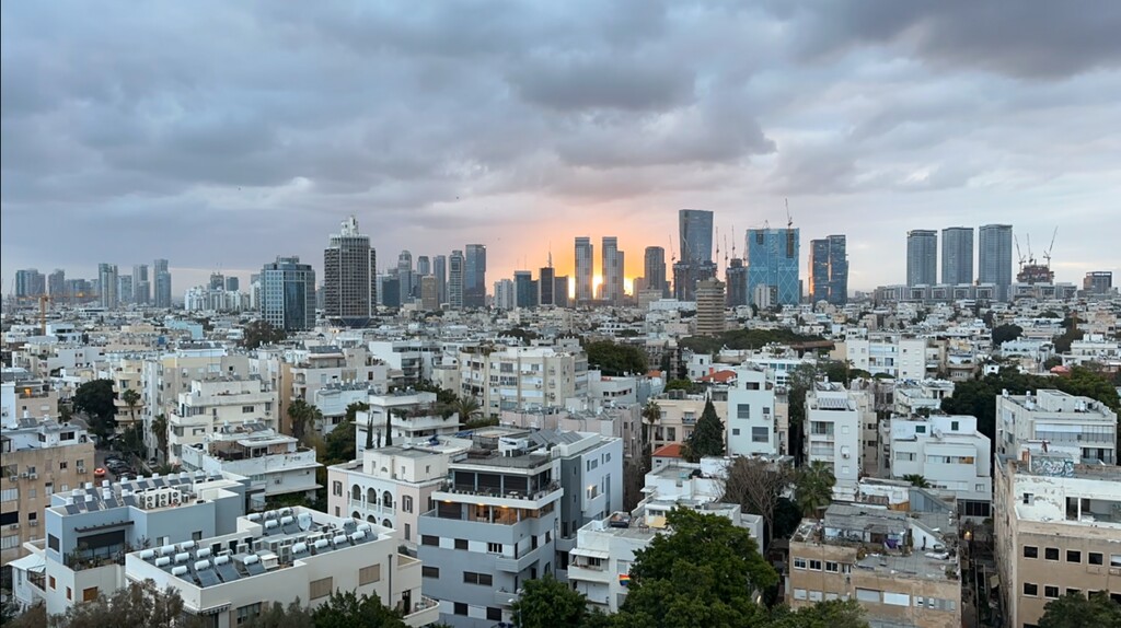 (Ben Winslow / FOX 13 News) Dawn in Tel Aviv, Israel, on March 30, 2023.