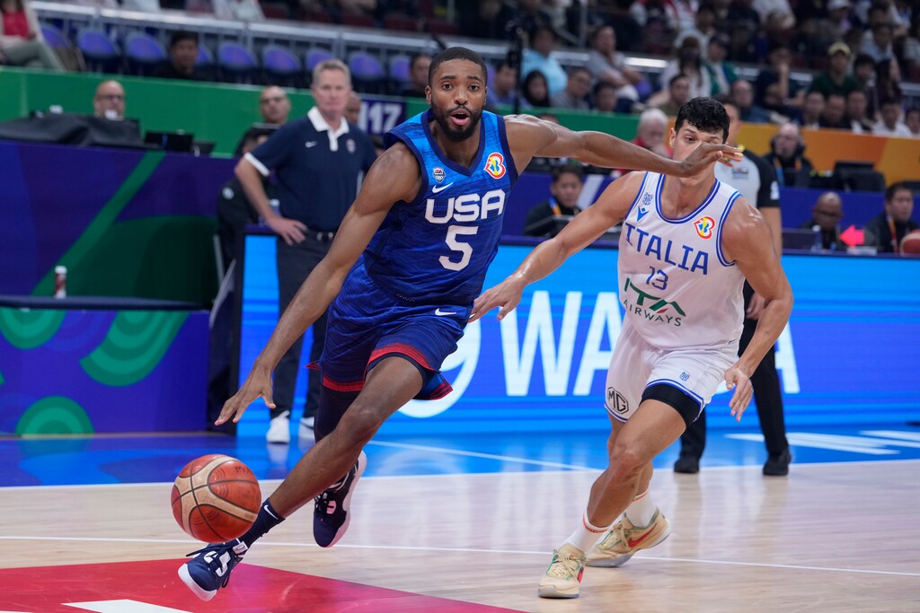 (AP Photo/Michael Conroy) U.S. forward Mikal Bridges (5) drives past Italy forward Simone Fontecchio (13) during the Basketball World Cup quarterfinal game between Italy and U.S. at the Mall of Asia Arena in Manila, Philippines, Tuesday Sept. 5, 2023.