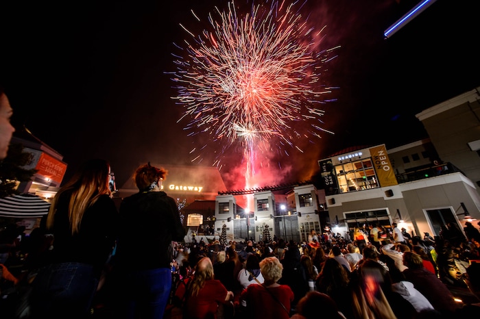 (Trent Nelson | The Salt Lake Tribune)
Fireworks at the 4th of July Celebration at the Gateway in Salt Lake City, Thursday July 4, 2019.