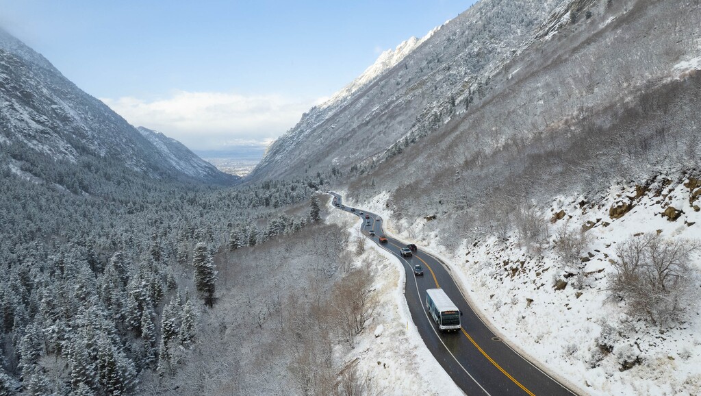 (Francisco Kjolseth | The Salt Lake Tribune) The ski bus makes its way up Little Cottonwood Canyon on Saturday, Dec. 27, 2025.