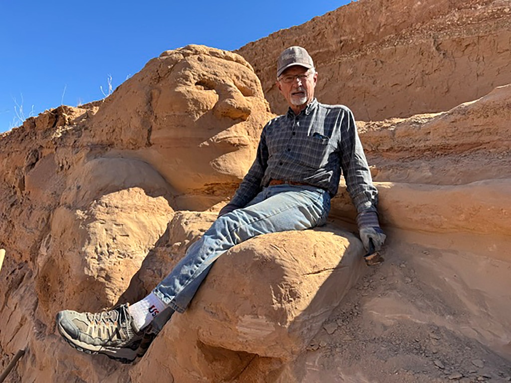 (Mark Eddington | The Salt Lake Tribune) Pete Karns works on his latest rock carving in Mesquite, Nev.