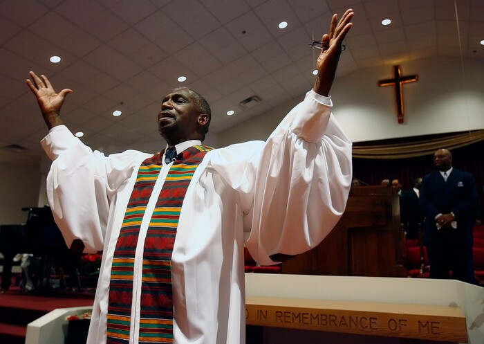 (Chris Detrick | Tribune file photo) The Rev. France Davis delivers the benediction during the worship service Sunday morning at Calvary Baptist Church, Dec. 31, 2006.