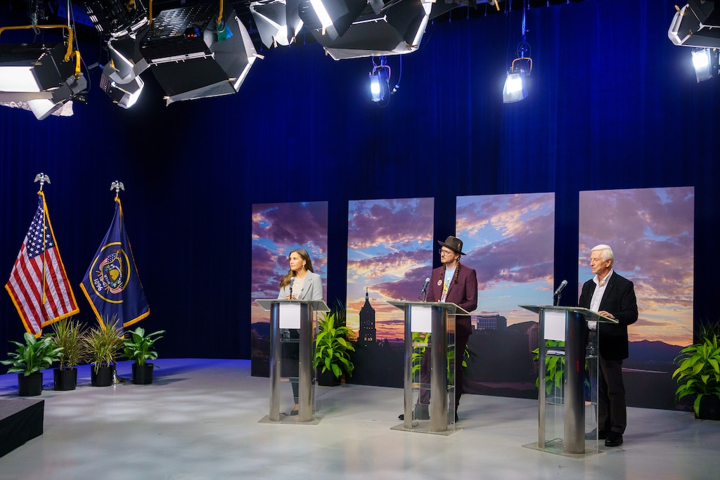 (Trent Nelson | The Salt Lake Tribune) La alcaldesa Erin Mendenhall, Michael Valentine y el exalcalde Rocky Anderson se enfrentan en un debate el miércoles 4 de octubre de 2023.