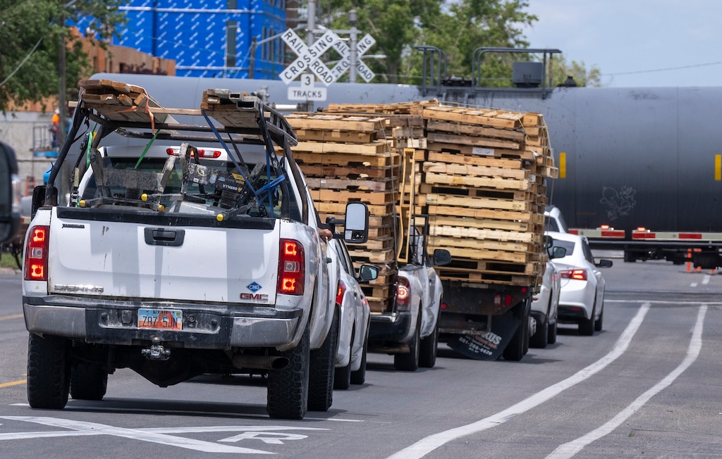 (Rick Egan | The Salt Lake Tribune) Vehicles wait for the train at 900 West and South Temple on Tuesday, May 26, 2026.
