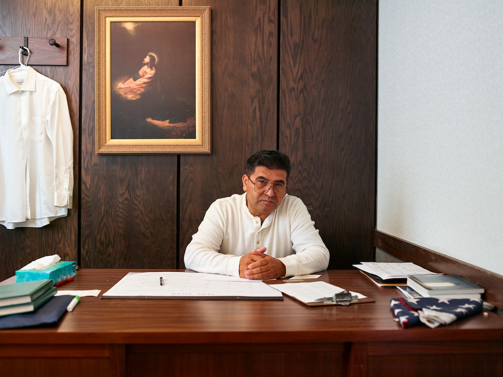 (Damon Casarez | Especial para The Salt Lake Tribune) Samuel B. Hoyos Ortega se sienta en su oficina de obispo en una casa de reuniones de La Iglesia de Jesucristo de los Santos de los Últimos Días en el área de Los Ángeles, el viernes 30 de enero de 2026, donde la mayoría de su congregación es latina y algunos miembros son indocumentados.