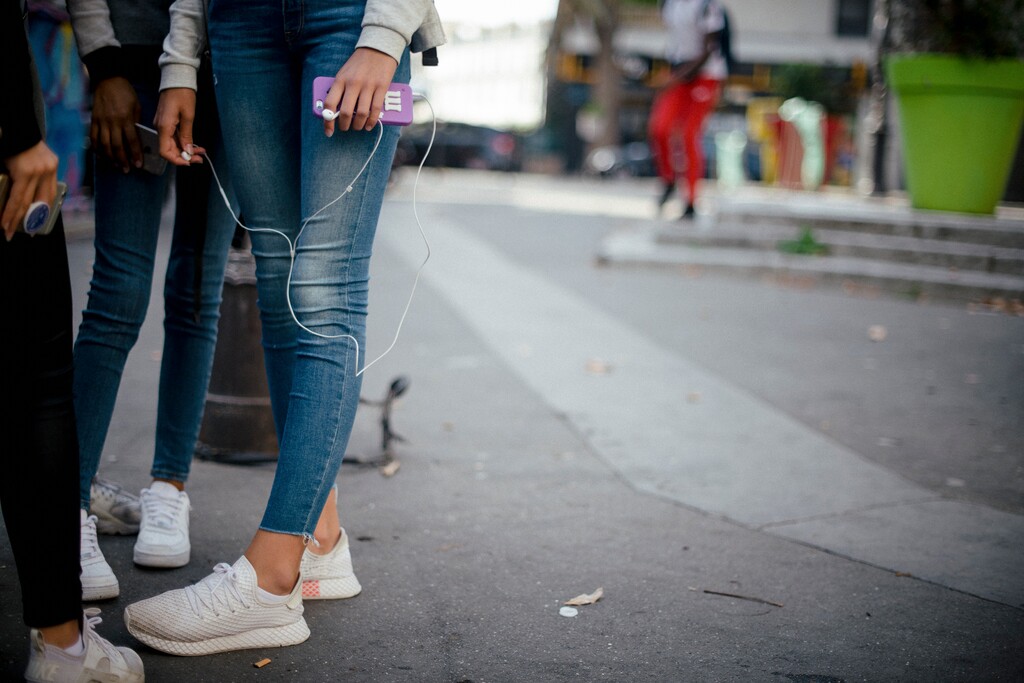 (Dmitry Kostyukov | The New York Times)
Teenagers use their phones after school in Paris, Sept. 19, 2018.