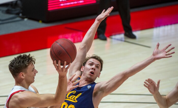 (Rick Egan | The Salt Lake Tribune) Utah Utes guard Pelle Larsson (3) tosses a pass, as is guarded by California Golden Bears guard Ryan Betley (00), in PAC12 Basketball action between the the Utah Utes and the California Golden Bears, on Wednesday, Jan. 16, 2021.