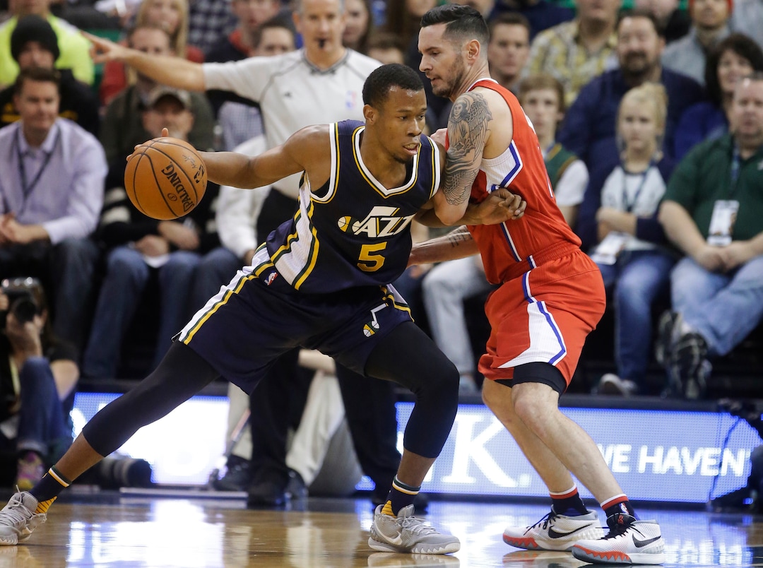 Los Angeles Clippers guard J.J. Redick guards Utah Jazz guard Rodney Hood (5) during the first quarter of an NBA basketball game Saturday, Dec. 26, 2015, in Salt Lake City. (AP Photo/Rick Bowmer)