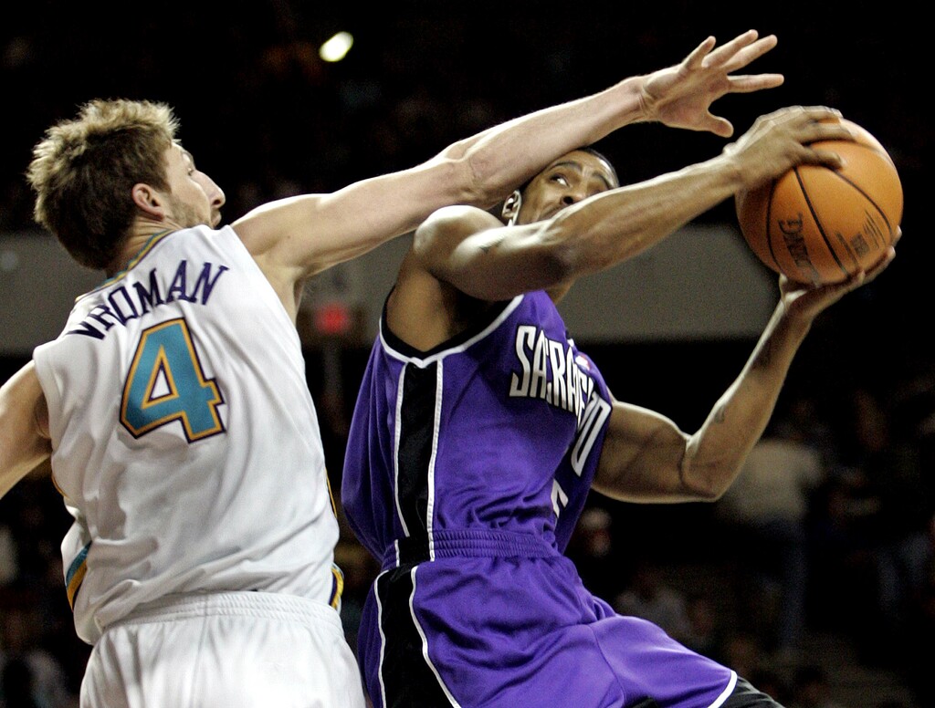 Sacramento Kings' Jason Hart, right, goes up for a shot as New Orleans Hornets' Jackson Vroman, left, defends, in the second quarter of NBA basketball game being played in Norman, Okla., Friday, Jan. 13, 2006. (AP Photo/Sue Ogrocki)